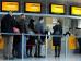 Passagiere stehen in München Schlange (Foto)