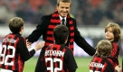 British soccer star David Beckham smiles prior to the start of a Serie A soccer match between AC Milan and Udinese at the San Siro stadium in Milan, Italy, Sunday, Dec. 21, 2008. Soccer's super couple, David and Victoria Beckham, are trading LA glamour for Italy's fashion, finance and soccer capital of Milan, as he prepares to kick off a three-month stint for AC Milan on loan from the Los Angeles Galaxy. The work starts after the Christmas holidays, with training camp in Dubai on Dec. 29. (AP Photo / Antonio Calanni) Foto: ap