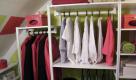 Redaktionshinweis: Verwendung des Bildes nur im Zusammenhang mit dem Feature Schluss mit der Unordnung im Abstellraum und bei Nennung: DIY Academy! Keine Werbung! Keine Archivierung!   Ein selbstgebauter begehbarer Kleiderschrank (Foto undatiert). Abstellraeume koennen schnell zur Rumpelkammer werden, in der sich mit der Zeit so einiges ansammelt. In so einem Chaos ein bestimmtes Kleidungsstueck wiederzufinden, ist gar nicht so einfach, sagt Mareike Hermann, Moebeldesignerin bei der Do-It-Yourself (DIY) Academy in Koeln. Da ist es besser, man schafft gleich eine barrierefreie Loesung und baut aus der Kammer einen begehbaren Kleiderschrank. (zu ddp-Text) Foto: DIY Academy/ddp Foto: dapd