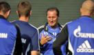 Huub Stevens spricht viel mit seinen neuen Spielern. Foto: dpa