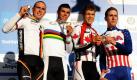 Der Australier Michael Matthews (2. von links), der Deutsche John Degenkolb (links), der US-Amerikaner Taylor Phinney (rechts) und Guillaume Boivin aus Kanada lassen sich für ihre Medaillen feiern. Bei den UCI Weltmeisterschaften im Radrennen für Männer unter 23 im australischen Geelong holte Degenkolb silber, Matthews gold.  Foto: dpa