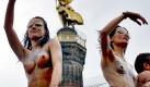 Zwei Raverinnen tanzen am Samstag (13.07.02) mit nackten Oberkoerpern auf der Berliner Love Parade auf einem Techno-Wagen vor der Siegessaeule auf der Strasse des 17. Juni im Berliner Tiergarten. Zur 14. Love Parade, die unter dem Motto 'Acces Peace' steht, sind nach Angaben der Polizei nur 300 000 bis 400 000 Techno-Fans in die Hauptstadt gekommen. Foto: Marcus Brandt/ ddp Foto: ddp