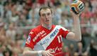 ARCHIV - Holger Glandorf von der HSG Nordhorn in Aktion während des EHF-Cup-Spiels gegen Kopenhagen im Euregium in Nordhorn (Archivfoto vom 04.05.2008). Handball-Nationalspieler Holger Glandorf hat am Montag (16.02.2009) beim Bundesligisten TBV Lemgo einen Vertrag bis 30. Juni 2011 unterschrieben. Das gab der Verein bekannt. Der von zahlreichen anderen Spitzenclubs aus Deutschland und dem Ausland umworbene 25- Jährige hatte sich vor Ablauf der Wechselfrist am Sonntag für einen Wechsel vom Liga-Konkurrenten HSG Nordhorn-Lingen zu den Ostwestfalen entschieden. Foto: Friso Gentsch (zu dpa 0749 vom 16.02.2009) +++(c) dpa - Bildfunk+++
 Foto: dpa
