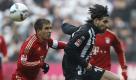 Gegen Bayern München kann man zwar verlieren, aber der 1. FC Kaiserslautern, hier mit Olcay Sahan gegen Philip Lahm, spielte ohne jede Gegenwehr. So wird es schwer, die Klasse zu halten. Foto: dapd