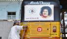 A Photograph of revered Hindu holy man is displayed on an auto rickshaw as a Muslim mechanic works on it in Puttaparti, about 450 kilometers (281 miles) from Hyderabad, India, Saturday, April 23, 2011. Sai Baba, 85, has been hospitalized in Puttaparti on March 28, 2011 and put on breathing support following lung and chest congestion. A hospital statement on Saturday said he continues to be in very critical condition. Sai Baba has a huge international following, and devotees are flocking to his ashram. (AP Photo/Aijaz Rahi) Foto: dapd