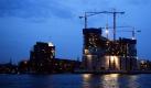 Die Baustelle der Elbphilharmonie im Abendlicht am Ufer der Elbe in Hamburg. Leicht, weiß und spitz wie eine nach oben gefaltete Serviette soll die Glaskonstruktion einmal auf dem schweren Backsteinbau liegen. Bisher aber sieht man wenig davon im Hamburger Hafen. Der Bau des neuen Wahrzeichen der Stadt wird voraussichtlich nicht wie geplant bis Mai 2012 fertiggestellt werden. Foto: ap