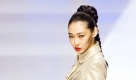 Ein Model führt Abendgarderobe im Rahmen der China Fashion Week in Peking vor. Foto: dpa