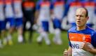 Arjen Robben verdrehte sich beim WM-Test der Niederlande gegen Ungarn kurz vor Schluss das Knie und verließ vorsichtshalber das Feld. Ob Robben schwerer verletzt ist, war zunächst ungewiss. Allerdings winkte der Offensivspieler bei seinem Gang in die Kabine zuversichtlich ins Publikum. Foto: dpa