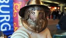 In der Universität in Regensburg wurden 20 Gladiatorenkostüme für ein historisches Forschungsprojekt übergeben. Bei dem Projekt sollen Gladiatoren ausgebildet werden, damit sie 2010 in einem Amphitheater in Österreich originalgetreue Römerspiele veranstalten können. Foto: dpa