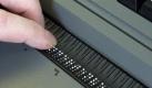 Eine spezielle Software erlaubt es Blinden Texte von Computermonitoren ueber die Tastatur zu lesen. Das Blindenschrift-Alphabet (System Louis Braille) ist in eine spezielle Tastatur integriert und setzt die Texte des Computermonitors Zeile fuer Zeile lesbar (tastbar) um. Foto: Gerald Sagorski / ddp *** Local Caption *** 00026726 Foto: ddp