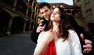 Die Hauptdarsteller des Musicals Tanz der Vampire, Jan Amann und Lucy Scherer posieren für ein Foto vor der Kulisse des Alten Schlosses in Stuttgart. Heute wird im Stuttgarter Palladium Theater Premiere gefeiert. Foto: dpa