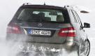 Dabei ist die E-Klasse spurstabiler als jeder andere im Test. Geht es um die kompletten Allradfähigkeiten, ist der Range Rover TD V8 Vogue als Referenzfahrzeug erwartungsgemäß nicht zu schlagen. Doch auf Eis und Schnee ist er nicht der einzige, der überzeugen kann. Den besten Kompromiss bietet hier der BMW 320d xDrive. Sein Allradantrieb verfügt nicht nur über viel Technik, sondern auch über viel Können. Das geringe Gewicht und ein starker Vierzylinder-Diesel tun ihr übriges. Der Mercedes E 350 4matic liegt nur knapp dahinter - deutlich weniger Hightech, aber eine souveräne Vorstellung auf Eis und Schnee. Dem Opel Insignia bleibt trotz eines Hightech-Allradantriebs nur der vierte Platz. Seine Frontantriebsgeneigheit, eine schwache Automatik und ein starkes Untersteuern lassen ihn der 4x4-Konkurrenz hinterherfahren.
 Foto: press-inform