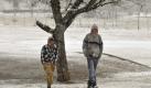 A picture dated 15 July 2010 show people walking on the snow in Potrero de Garay, Cordoba, a summer tourist town. The coldest day of the decade threatens energy in Buenos Aires, 16 July 2010. Photo: Gabriela Lescano/dpa +++(c) dpa - Bildfunk+++
pixel Foto: dpa