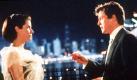 Schöne Kolleginnen pflastern seinen Weg. Hugh Grant hat mit den schönsten Frauen Hollywoods vor der Kamera gestanden. Hier schmachtet ihn Sandra Bullock in Ein Chef zum Verlieben (2002) an. Foto: dpa