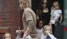 ... haben Angelina Jolie und Brad Pitt entschieden zu viele Kinder, um wirklich glücklich sein zu können: Kinder kommen als Glücksfaktor nicht so gut weg, das zumindest zeigt die Langzeitstudie, die für den Glücksatlas Deutschland ausgewertet wurde: Eltern mit einem oder mehr als zwei Kindern sind weniger zufrieden und glücklich als kinderlose Paare. Ausnahme sind... Foto: dapd