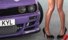 Ein Model posiert bei einer Tuningmesse im rumänischen Bukarest neben einem etwas aufgebrezelten BMW. Foto: ap
