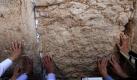 Betende ultra-orthodoxe Juden an der Klagemauer. Sie ist die heiligsten Stätte des Judentums. Die mächtigen Steinblöcke, aus denen die Mauer erbaut ist, bestehen aus dem Jerusalemer Meleke-Kalkstein. Foto: Abir Sultan Foto: dpa