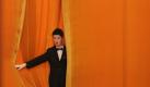 Orange im roten Reich: Ein Kellner öffnet den Vorhang beim Treffen von Chinas Staats- und Parteichef Hu Jintao mit dem Vorsitzenden der taiwanesischen Regierungspartei Kuomintang, Wu Poh-hsiung. Foto: Feng Li Foto: dpa