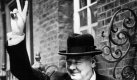 Der britische Premierminister Winston Churchill verbreitet im Kriegsjahr 1943 vor Downing Street No 10 in London lächelnd mit dem für ihn typischen V-Zeichen Optimismus (Archivfoto). Er wurde mit Kriegsausbruch 1939 wieder Erster Seelord in Großbritannien, im Mai 1940 schließlich Premierminister. Churchill forderte vor allem Durchhalten und versprach dem Volk «nichts als Blut, Mühsal, Tränen und Schweiß». Churchill verstand es, die Briten zu einen und die USA als Verbündeten zu gewinnen.
 Foto: dpa