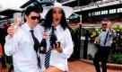 Der Besuch von Pferderennen sind eine beliebte Freizeitbeschäftigung der High Society. Gutes Benehmen und elegantes Aussehen sind dort gern gesehen. Beim 150. Melbourne Cup allerdings scherten sich manche Zuschauer kein bisschen um Benimmregeln. Irgendwie erfrischend. Foto: dapd