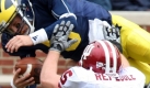 Michigan quarterback Tate Forcier, top, jumps over Indiana linebacker Tyler Replogle (46) for a touchdown during the fourth quarter of an NCAA college football game in Ann Arbor, Mich., Saturday, Sept. 26, 2009. (AP Photo/Carlos Osorio) Foto: news.de