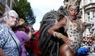 Eine Samba-Tänzerin (r.) posiert in Coburg (Bayern) beim 20. Internationalen Samba-Festival neben einer älteren Zuschauerin, die alles andere als amüsiert dreinblickt. Das Samba-Festival hat in diesem Jahr mehr als 200.000 Besucher angelockt. Das teilten die Veranstalter zum Abschluss der dreitägigen Veranstaltung mit. 3.000 Tänzer aus 100 Samba-Gruppen aus aller Welt hätten bei idealen Wetterbedingungen für ausgelassene Stimmung gesorgt.
 Foto: dapd