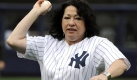 Supreme Court Justice Sonia Sotomayor throws out the ceremonial first pitch before the New York Yankees play the Boston Red Sox in a baseball game Saturday, Sept. 26, 2009 at Yankee Stadium in New York. (AP Photo/Bill Kostroun) Foto: ap