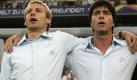 ... ist aber seit der Ära Klinsmann (2004-2006) fast schon Tradition. Damals war Joachim Löw der Co-Trainer und löste mit Klinsi einen Run auf das berühmte weiße Strenesse-Hemd aus. Foto: dpa