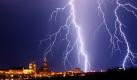 Ein Blitz entlädt sich während eines Gewitters über der historischen Altstadt von Dresden (Archivfoto vom 17.07.2007). Bei einem Gewitter kann der Aufenthalt im Freien lebensgefährlich sein. Immer wieder sterben Menschen durch Blitzschlag und Gebäude ohne ausreichenden Blitzschutz werden zerstört. Die natürlichen Funkentladungen bei Gewittern haben große Stromstärken.
 Foto: dpa
