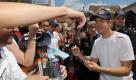 Der Rennfahrer Sebastian Vettel gibt am Sonntag (18.07.2010)
während seines 'Sebastian Vettel Home Run' Autogramme. Bei seinem
'Home Run' drehte der 23-Jährige auf einer zur Rennstrecke
umfunktionierten Bundesstraße 3 eine Runde. Foto: dpa