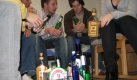 Alkohol begnstigt bestimmte Krebserkrankungen, vor allem Leber-, Mund-, Kehlkopf-, Speiserhren- und Magenkrebs. Deshalb lieber keinen Alkohol trinken. Schon gar nicht gehrt er in Kinderhnde. Foto: dpa