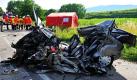 Hier kam jede Hilfe zu spät: Völlig zerstört wurde dieses Auto auf der L104 bei Breisach im Landkreis Breisgau-Hochschwarzwald. Der 44-jährige Fahrer war aus bisher ungeklärter Ursache in einer Rechtskurve von der Fahrbahn abgekommen und frontal in einer Lastwagen geprallt. Der Familienvater starb noch an der Unfallstelle. Foto: dpa