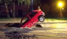 Nach einem Rohrbruch ist in der Nacht zum Samstag ein parkender Kleinwagen in eine unterspülte Straße in Braunschweig gesunken. Wie die Feuerwehr mitteilte, sei die Straße unter dem Gewicht des Autos eingebrochen und es habe sich ein vier mal vier Meter großes und bis zu drei Meter tiefes Wasserloch aufgetan. Mit der Kühlerhaube voran versank der Wagen zur Hälfte in dem Loch. Foto: dpa