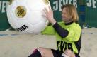 Als Werbeumfeld ist die Bundesliga für die Brauereien extrem wichtig. Sie treten etwa als Trikotsponsor auf oder werden Exklusivpartner der Klubs. Hier ist Jörg Stiel, ehemaliger Torhüter von Borussia Mönchengladbach, im Jahr 2002 bei einem Werbetermin des damaligen Hauptsponsors Jever zu sehen. Für die Trikotwerbung bezahlte die Brauerei schätzungsweise 4,5 Millionen Euro pro Saison. Foto: dpa