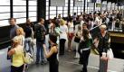 Viele Menschen warten am Dienstag (07.07.2009) an einem Gleis der S-Bahn im Bahnhof Zoologischer Garten in Berlin. Eine Woche nach Beginn der Sonderkontrollen von Zügen ist der Berliner S-Bahn-Verkehr weiter erheblich eingeschränkt. Rund 380 Wagen der S- Bahn dürfen derzeit nicht mehr eingesetzt werden, weil ihre Räder auf Anordnung des Eisenbahn-Bundesamtes geprüft werden müssen. Foto: Rainer Jensen dpa/lbn +++(c) dpa - Bildfunk+++ 
 Foto: dpa