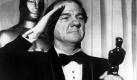 Der US-Schauspieler Karl Malden salutiert bei der 43. Oscar-Verleihung in Hollywood, als er stellvertretend für Franklin D. Schaffner den Regie-Oscar für den Film 'Patton - Rebell in Uniform' entgegennimmt (Archivfoto vom 15.04.1971). In dem Kriegsfilm verkörperte Malden den General Omar Bradley. Malden ist am Mittwoch (01.07.2009) mit 97 Jahren gestorben.
 Foto: dpa