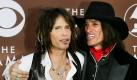 Steven Tyler (links) von Aerosmith hat dem US-amerikanischen Musikmagazin Rolling Stone verraten, dass er und Joe Perry (rechts) im Jahr 2008 nach Jahren der Abstinenz wieder Drogen genommen hatten. Über Perry sagte Tyler, er hätte rezeptpflichtige Tabletten durch die Nase gezogen und wäre danach nicht mehr in der Lage gewesen, sein Instrument zu bedienen. Auch Tyler ging`s nicht besser: Der konnte nicht mal mehr singen.  Foto: dapd