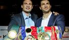 Zum Glück haben die beiden kräftige Arme. Die Klitschko-Brüder Wladimir (rechts) und Vitali sind notorische Gürtelsammler. Insgesamt haben die Ukrainer fünf Titel beziehungsweise Gürtel. Wladimir den WBO, WBA, IBO und IBF-Titel und Vitali den WBC-Titel. Die Brüder präsentierten die Gürtel heute stolz auf einer Pressekonferenz. Foto: dapd