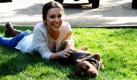 Schauspielerin Alyssa Milano spielt im Garten ihres Hauses in Los Angeles mit Scooby-Roo. Der kleine Hund hat nur zwei Beine und bewegt sich mit einem speziellen Rollstuhl fort. Milano wurde Patin für Roo, nachdem sie ihn in einem Video im Internet gesehen hatte. Foto: ap