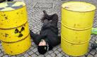 Mit einem Atomalarm protestieren Atomkraftgegner in Greifswald gegen den bevorstehenden Castor-Transport mit hochradioaktivem Abfall aus Karlsruhe in das Zwischenlager Nord bei Lubmin. Der Transport wird dort am Donnerstag erwartet. Foto: dpa