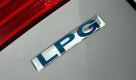 Im Ford Mondeo LPG kann der Pilot an der Tankstelle gar zwischen drei Zapfsäulen wählen. Der Wagen läuft mit Superbenzin, mit Bioethanol - sowie jeder beliebigen Mischung dieser beiden Kraftstoffe - oder eben mit Autogas. Foto: press-inform