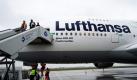 Journalisten verlassen auf dem Flughafen Leipzig/ Halle bei Schkeuditz in den ersten Airbus A380 der Lufthansa. Während einer Serie von Trainingsflügen ist am Dienstag der A380 mit mehr als einstündiger Verspätung auf dem Flughafen Leipzig/ Halle gelandet. Piloten wollen während des eintägigen Trainingsprogramms Starts und Landungen mit dem größten Passagierflugzeug der Welt absolvieren. Trotz Regens standen mehrere hundert Schaulustige am Rande des Flugfelds. Foto: ddp