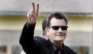 Therapie statt Haft für Charlie Sheen
Vorspann: 	
Text: 	

Aspen/Los Angeles (dpa) - Der 44 Jahre alte US-Schauspieler Charlie Sheen hat sich am Montag wegen häuslicher Gewalt schuldig bekannt. Im Gegenzug für sein Geständnis kam Sheen vor dem Gericht in Aspen (US-Staat Colorado) glimpflich davon, berichtete der Internetdienst «Eonline.com».

Der Richter sah von einer möglichen Gefängnisstrafe ab und schickte den «Two and a Half Men»-Star stattdessen 30 Tage in eine Entzugsklinik im kalifornischen Malibu. Er sei für diese Gerichtsentscheidung «sehr dankbar», teilte Sheen über seinen Sprecher mit. «Ich freue mich darauf, die Auflagen zu erfüllen, mein Leben fortzusetzen und diese Angelegenheit hinter mich zu bringen». Nach richterlicher Anordnung muss sich Sheen spätestens in einem Monat in der Klinik für Suchtkranke melden. Zudem muss der Schauspieler Kurse zur Kontrolle von Wutausbrüchen besuchen. Es jedoch wird erwartet, dass er in dieser Zeit weiter vor der Kamera stehen wird.

Sheens dritte Ehefrau und Mutter der gemeinsamen Zwillinge Max und Bob, Brooke Mueller (32), hatte Weihnachten in Aspen die Polizei angerufen, weil ihr Mann sie mit einem Messer bedrohte. Der Schauspieler («Platoon», «Wall Street») wurde daraufhin einige Stunden in Haft genommen. Der Richter verbot ihm Alkohol und den Umgang mit Waffen.

Sheen und Mueller sind seit Mai 2008 verheiratet. Aus seiner Ehe mit der Schauspielerin Denise Richards hat Sheen zwei Töchter.
Ressort: 	VIP
Schlagworte: 	Film/Leute/USA/ Foto: dpa