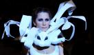 Auf dem Laufsteg in Kiew präsentiert ein Model eine Kreation der ukrainischen Designerin Anya Liesnik. Foto: dapd