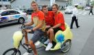 Die Zehnkämpfer Pascal Behrenbruch (von links), Rico Freimuth und Jan Felix Knobel sitzen nach einer Pressekonferenz des deutschen Teams zur Leichtathletik-Weltmeisterschaft im südkoreanischen Daegu in einer Fahrrad-Rikscha. Das Trio würde gerne eine Medaille mit nach Deutschland nehmen, als Ziel wurden allerdings zunächst vorsichtig Top-Ten-Plätze ausgegeben. Foto: dapd