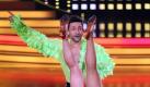 Aber Hallo! Stefanie Hertel versetzte die Zuschauer mit einem Handstand in Verzückung. Auch ihr Tanzpartner Sergiy Plyuta war fasziniert. Foto: RTL