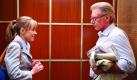 Becky Fuller (Rachel McAdams) trifft ihr Idol Mike Pomeroy (Harrison Ford). Der Veteran des investigativen Journalismus pflegt seine Miesepetrigkeit, derweil feilt Becky an ihrer Karriere als Producerin beim Frühstücksfernsehen. Im Film Morning Glory lässt Regisseur Roger Michell die beiden ungleichen Figuren mit großem Witz aufeinander prallen. Foto: Paramount