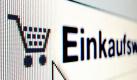 Kommentare von Freunden sind eine wichtige Orientierung beim Onliner-Shopping. (Bild: Jens Schierenbeck/dpa/tmn) Foto: dpa