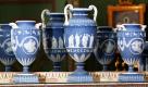 Mehrere über 200 Jahre alte Wedgwood-Vasen stehen im Marmorpalais im Neuen Garten in Potsdam für eine Sonderausstellung bereit. Am Sonntag um 11 Uhr lädt die Stiftung Preußischer Schlösser und Gärten Berlin-Brandenburg zu einer Sonderführung in das Marmorpalais ein. Foto: dpa