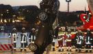 Die Feuerwehr hebt in Köln einen Pkw aus dem Rhein. Das Auto war am Mittwochabend in den Rhein gestürzt. Der 63 Jahre alte Fahrer des italienischen Sportcabrios wurde geborgen. Der Mann konnte wiederbelebt werden, starb aber nach Angaben der Feuerwehr noch am Abend in einem Krankenhaus. Laut Zeugenaussagen soll noch eine zweite Person in dem Fahrzeug gesessen haben. Nach der vermissten Frau wird noch gesucht. Nach Angaben der Polizei ist derzeit aber noch unklar, ob sich die Frau zum Zeitpunkt des Unfalls wirklich in dem Pkw aufgehalten hatte. Es gebe lediglich Zeugenaussagen dazu, hiess es. Foto: dapd